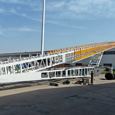 Harga yang bagus Mobile Crawler Ship Loader Conveyor Untuk Bulk Material Port Loading Unloading Conveyor daring